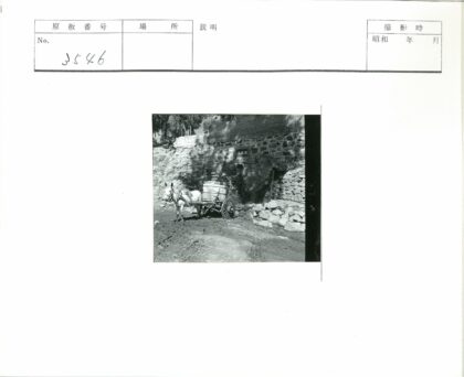 马车载桶停石墙土路.jpg