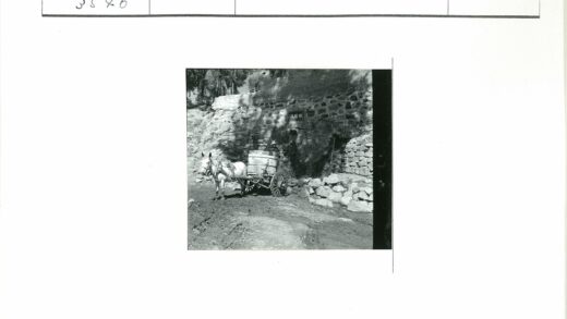 马车载桶停石墙土路.jpg