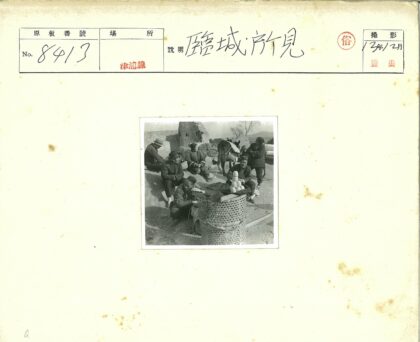 驴队与行人在岩石废墟旁休息.jpg