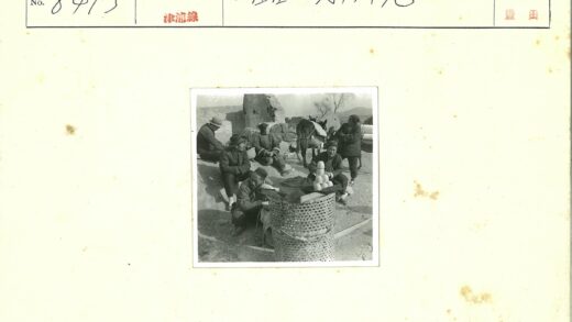 驴队与行人在岩石废墟旁休息.jpg