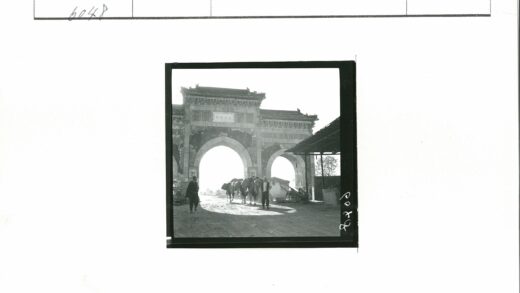 驼队穿越石拱门古建筑.jpg