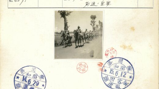 骑兵穿越田野尘土路.jpg