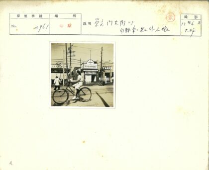 骑自行车女子经过街边店铺.jpg