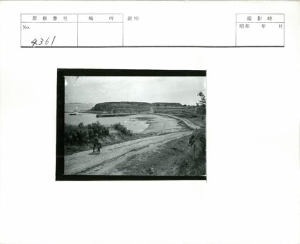 骑行土路俯瞰山海.jpg
