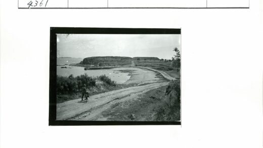骑行土路俯瞰山海.jpg