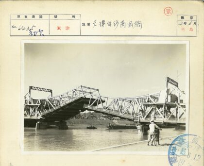 骑行者与倒塌钢桥河畔景象.jpg