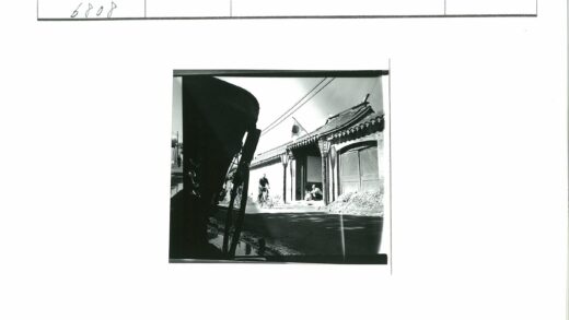 骑行者与瓦顶建筑街景.jpg
