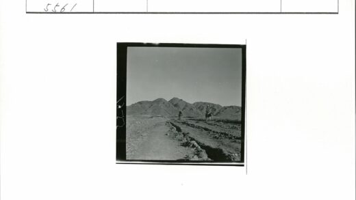 骑马穿越崎岖山脉.jpg