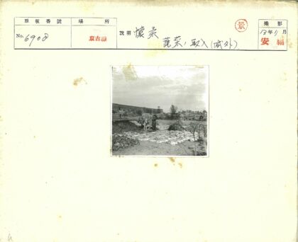 骑驴穿越田野与门塔.jpg