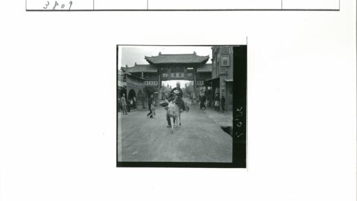骑驴过牌坊的街景.jpg
