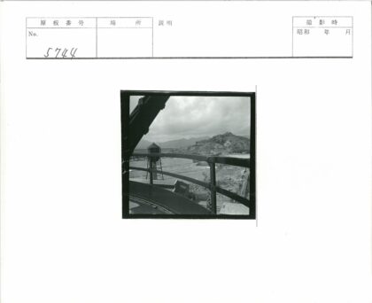 高架俯瞰水塔工业建筑与远山.jpg