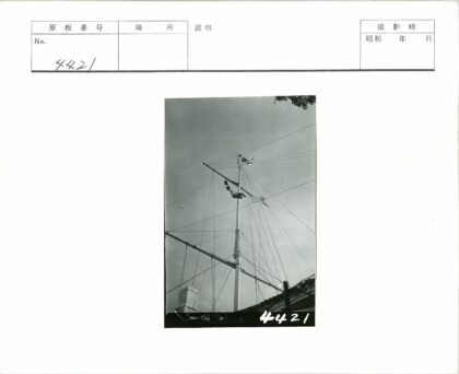 高桅杆与旗帜的军舰老建筑.jpg