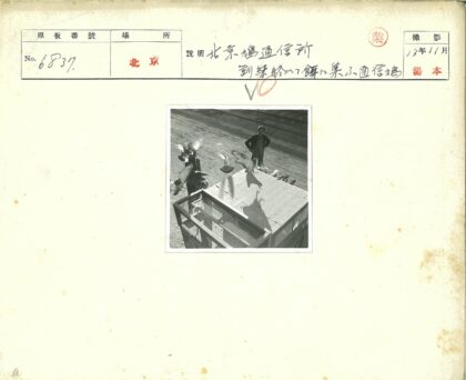 鸽子飞越铁路旁的建筑与人.jpg