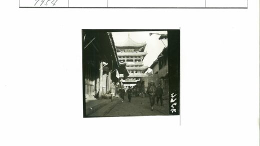 鹅卵石街尽头华丽高塔.jpg