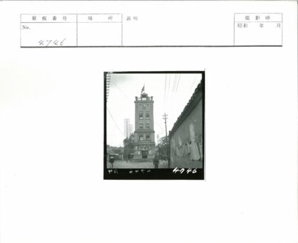 鹅卵石街道与钟塔景观.jpg