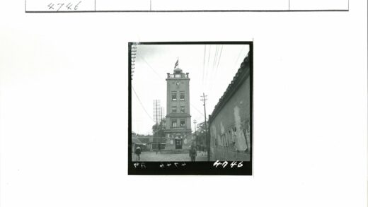 鹅卵石街道与钟塔景观.jpg