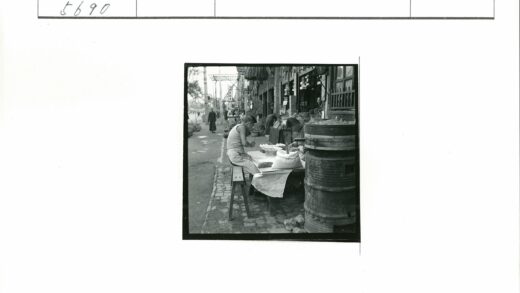 鹅卵石街道市集忙碌场景.jpg