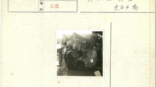 鹅卵石街道露天市场服装摊位.jpg