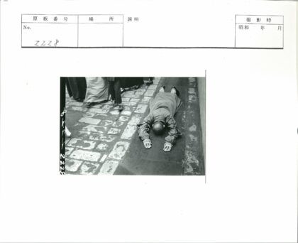 鹅卵石路上俯卧者与旁观者.jpg