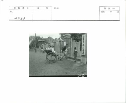 黄包车与孩子的大楼前街景.jpg