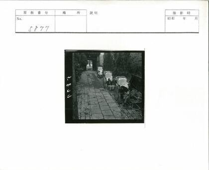 黄包车夫鹅卵石小路休息.jpg
