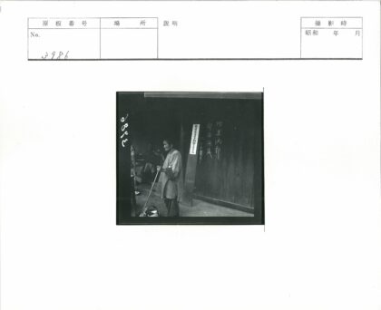 黑暗房间中的清洁工与海报.jpg