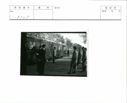 黑色火车车厢与站台人群.jpg