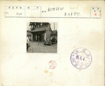 黑色老爷车与中式传统建筑.jpg