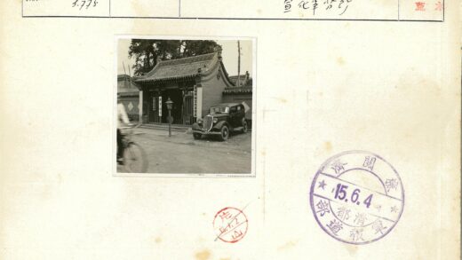 黑色老爷车与中式传统建筑.jpg