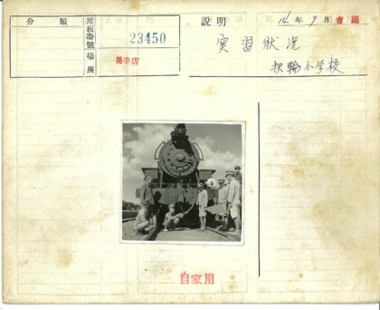 1310蒸汽机车与铁路人员合影.jpg