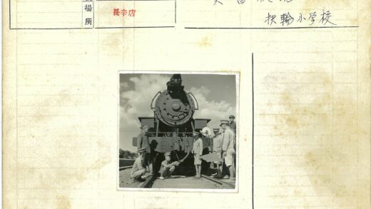 1310蒸汽机车与铁路人员合影.jpg