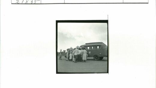18路公交车人群与圆形标志.jpg