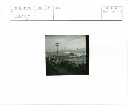 19世纪城市街景人群与马车.jpg