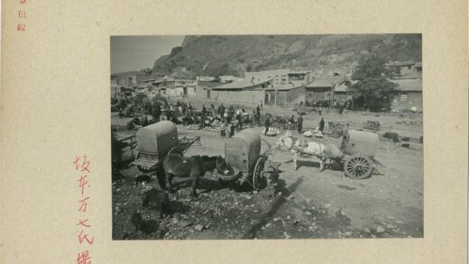 19世纪山区建筑前人群与马车.jpg