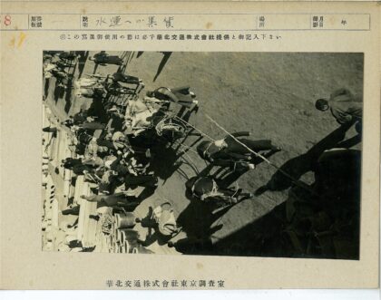 19世纪泥泞道路上的马车人群.jpg