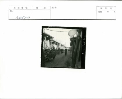 19世纪熙攘街景行人推车木建筑.jpg