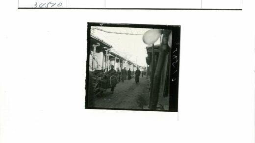 19世纪熙攘街景行人推车木建筑.jpg