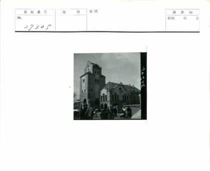 19世纪石头建筑街景人群活动.jpg