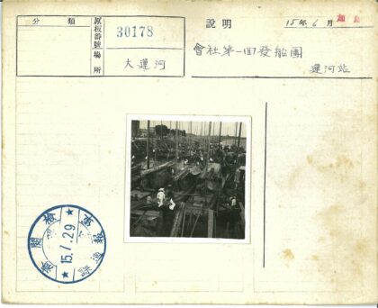 19世纪码头繁忙船只与建筑景观.jpg