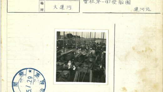 19世纪码头繁忙船只与建筑景观.jpg