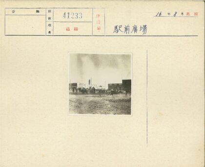 19世纪繁忙街景马车行人建筑.jpg