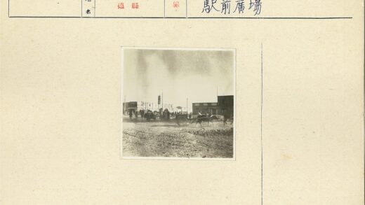19世纪繁忙街景马车行人建筑.jpg