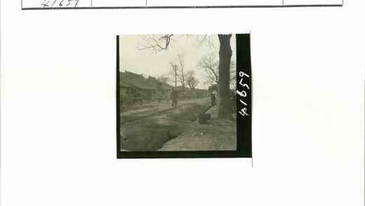 19世纪街景人与马车土路房屋.jpg