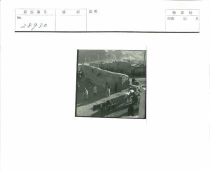 19世纪马车与行人土路场景.jpg