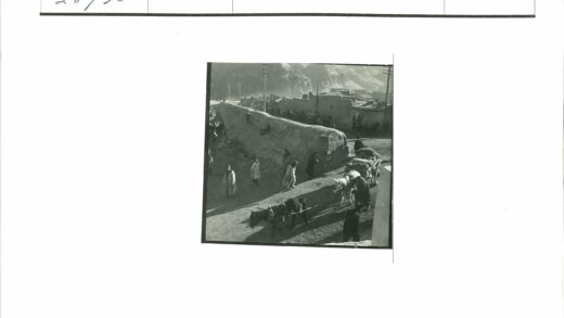 19世纪马车与行人土路场景.jpg