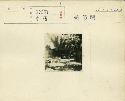 19世纪马车行驶的街景.jpg