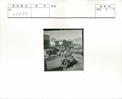 19世纪马车街道与山景.jpg