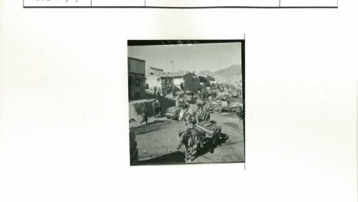 19世纪马车街道与山景.jpg