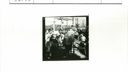 20世纪初城市街头繁忙景象.jpg