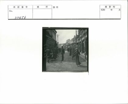 20世纪初城市街景生活写照.jpg